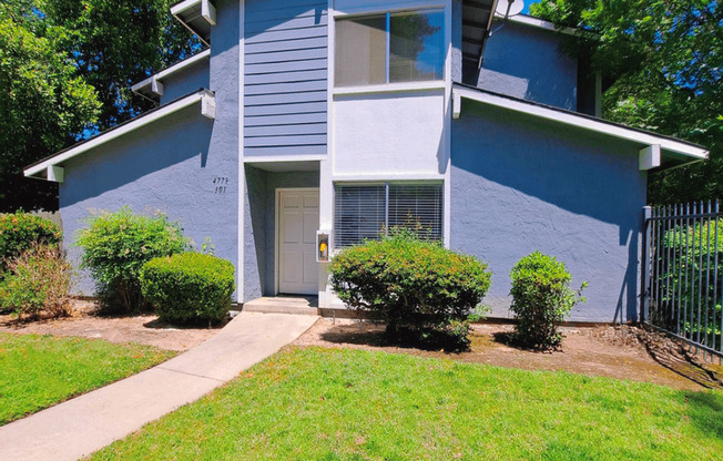 Move-in Special: Half Off the 1st Month's Rent – Comfortable 2 Story Condo By Fresno State!