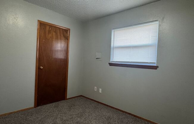 3 beds, 1 bath, $950