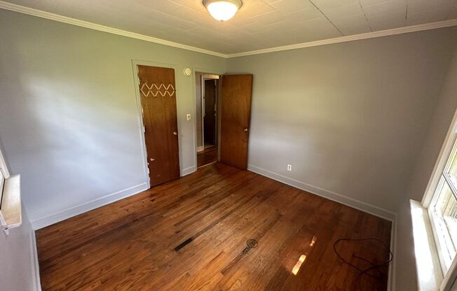 3 beds, 1 bath, $1,095