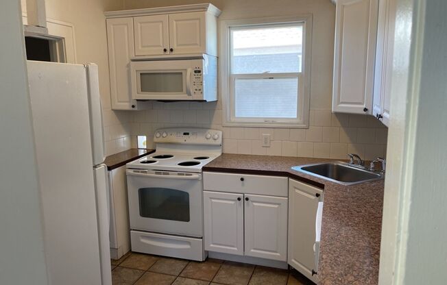 Spacious 5 Bed, 2 Bath - PRE-LEASING FOR JUNE