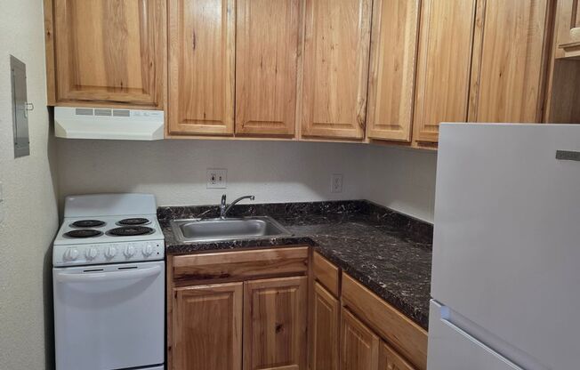 Studio, 1 bath, 375 sqft, $940, Unit 37