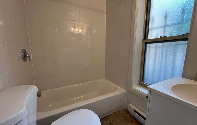 1 bed, 1 bath, 580 sqft, $1,399, Unit 5703 Hobart St. #B1