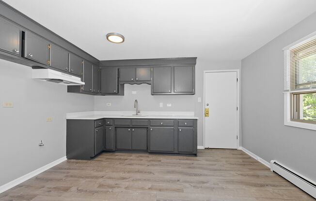 3 beds, 1 bath, $2,100, Unit 3832-12