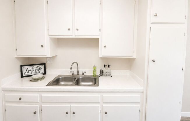 2 beds, 1 bath, 825 sqft, $1,995, Unit 08