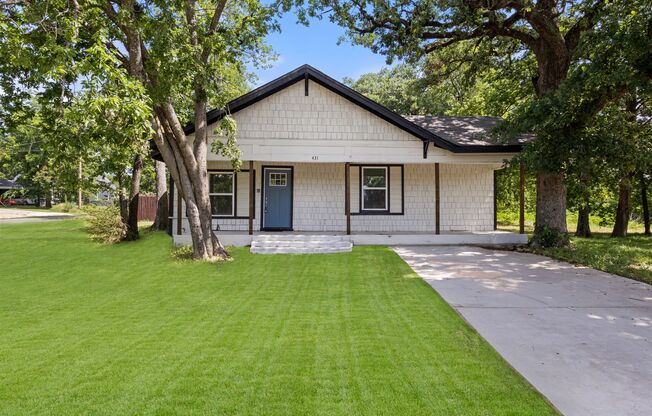 Charming Renovated Home for Lease in Denison!