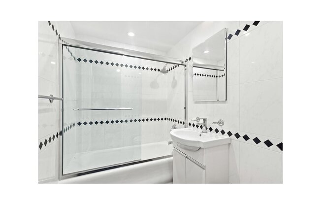 Studio, 1 bath, $4,800, Unit 6J