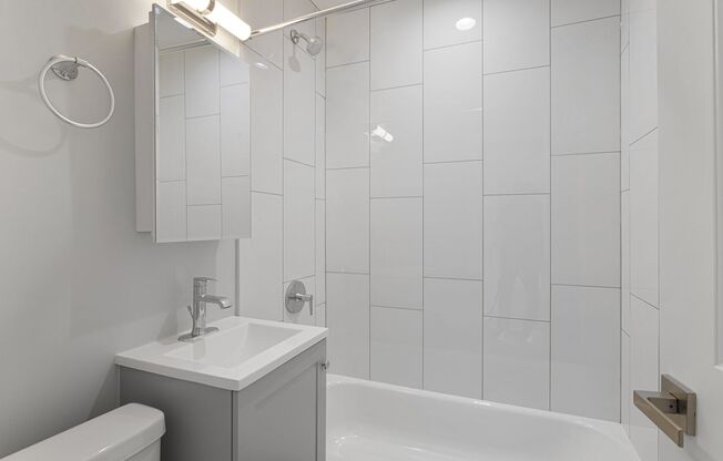 3 beds, 1.5 baths, 881 sqft, $2,600, Unit 1303-4W