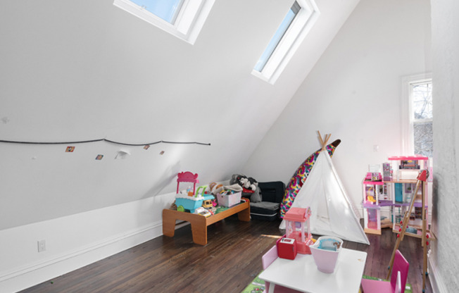 685 E 22 ST