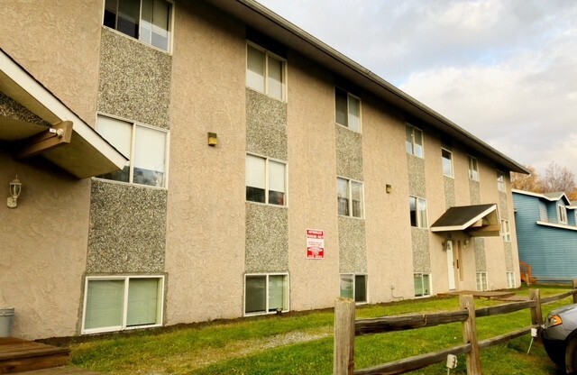 2 beds, 1 bath, $1,300, Unit 04