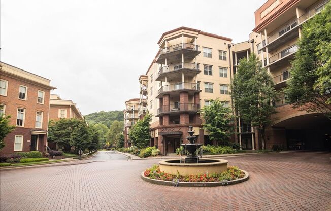 Gorgeous 2/2 Condo w/ Pool and Gym in Great Location!