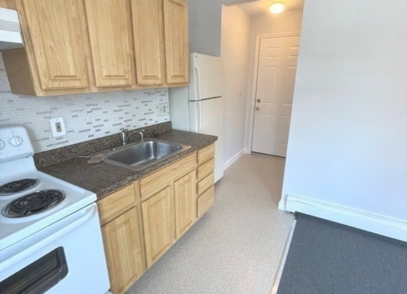 2 beds, 1 bath, 700 sqft, $3,000, Unit 6(3A)
