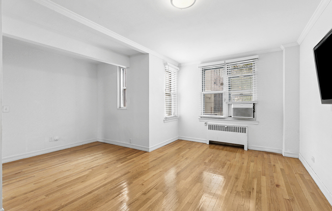 305 W 18 ST