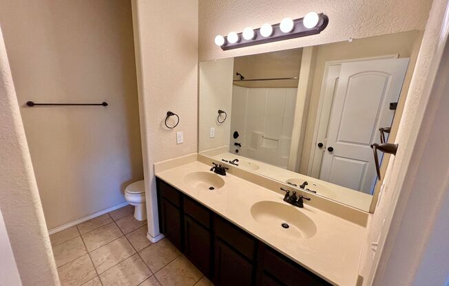 3 beds, 2 baths, $1,495, Unit 704 Creekside Circle