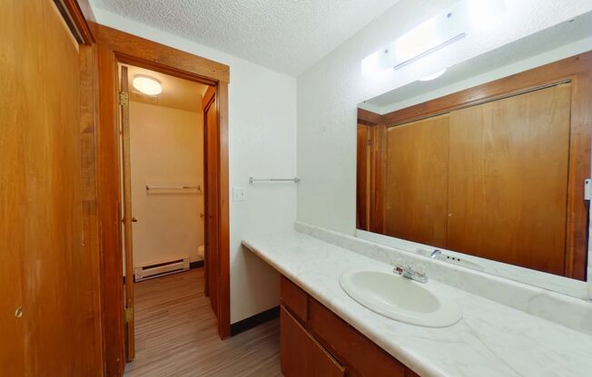 Pet Friendly! Ground Level 2 Bed Apartment in Great Location! Walk to Everything!
