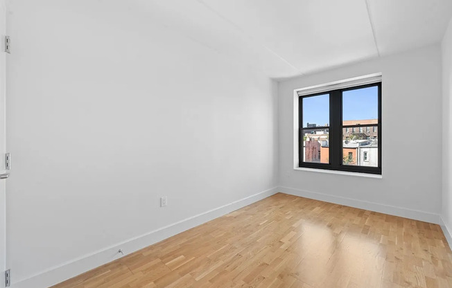 3 beds, 2 baths, $5,500, Unit 719