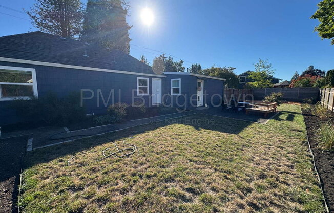 2 beds, 1 bath, 904 sqft, $2,190