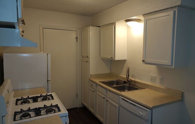 2 beds, 1 bath, $1,495