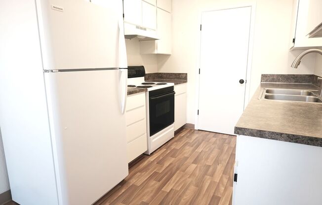 Cedars in Sweethome ** Walk in Closets, on site laundry in a lovely Community