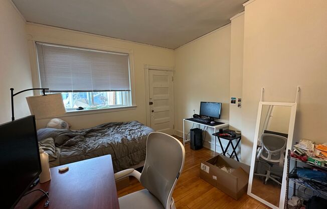 2 beds, 1 bath, 750 sqft, $3,200, Unit 33