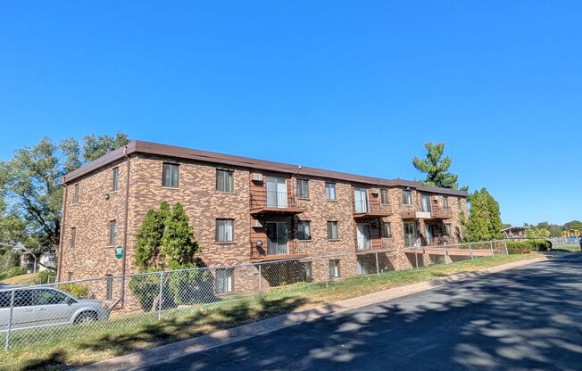 2 beds, 1 bath, $1,390, Unit 201