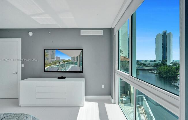 250 SUNNY ISLES BLVD