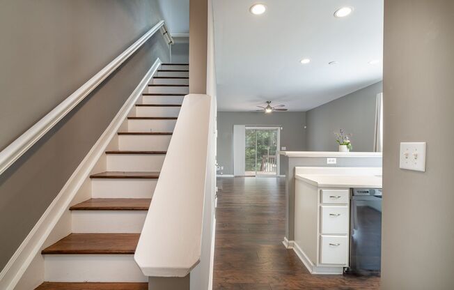 Fantastic 2 Bedroom, 1.5 Bath Townhome in the Hedingham, N Raleigh - Pet Friendly!