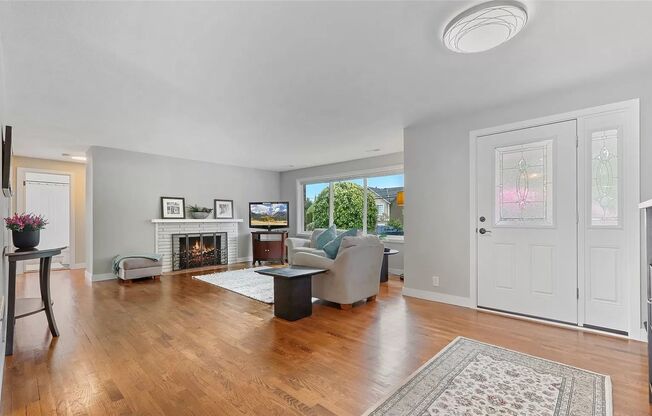 LOW RENT!Beautiful 4Bed2Bath House!PRIME heart of Lynnwood!Convenient Location!