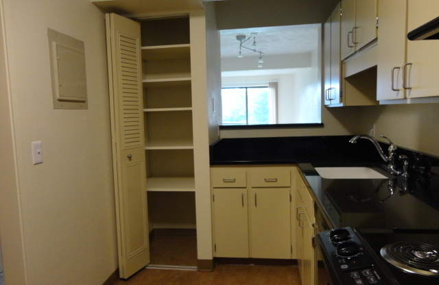 2 beds, 1.5 baths, 1,100 sqft, $1,697, Unit 1815