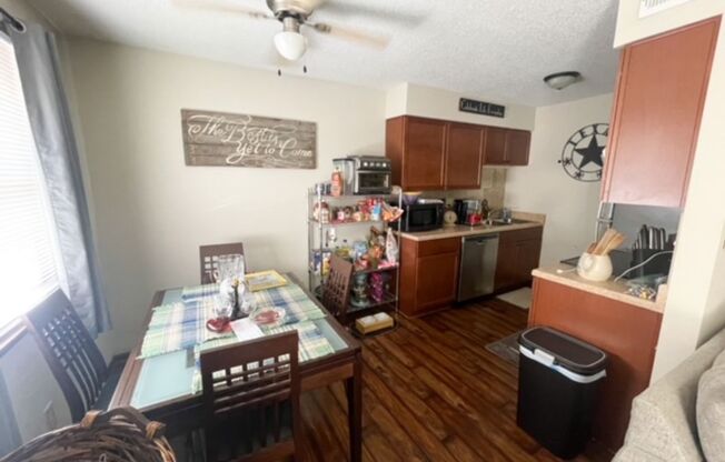 2 beds, 1 bath, $700, Unit 518 Osage Unit 3