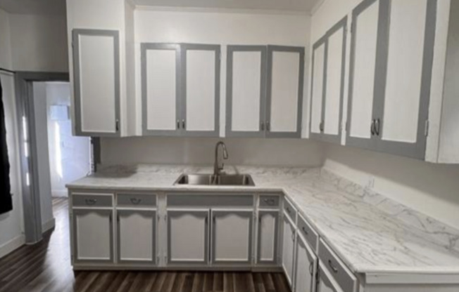 811 W 43 ST
