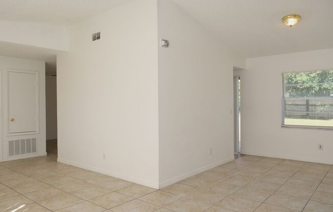 Spacious 4/2 home with 2 car garage Available Now in Winter Springs!