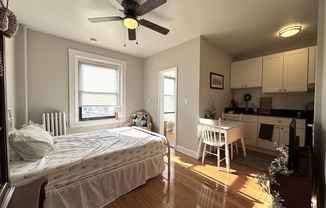 Studio, 1 bath, 399 sqft, $1,950, Unit 24