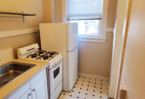 Studio, 1 bath, 290 sqft, $1,195, Unit 210