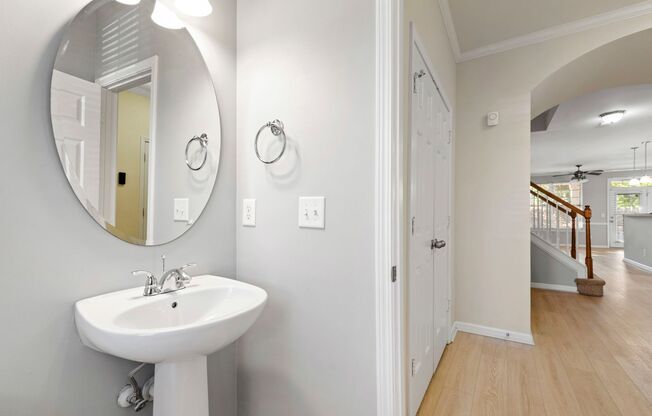 Charming 2-Bedroom Townhome in Desirable Remington Oaks, Cary!