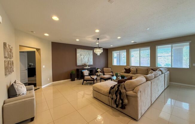 Luxury 6/BD 4.5/BA Large Furnished Home with Dual Primary Suites in Gated Community
