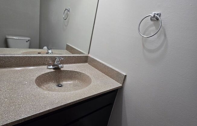 2 beds, 1.5 baths, 992 sqft, $1,350, Unit 900B