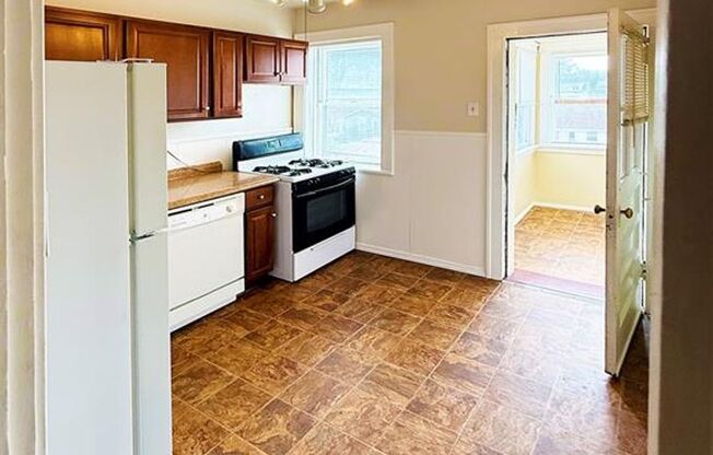 2 beds, 1 bath, 888 sqft, $1,275, Unit Arsenal Street-6328