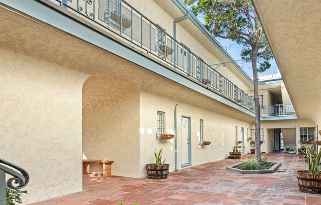 Studio, 1 bath, 425 sqft, $1,495, Unit 09