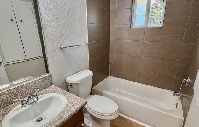3 beds, 1 bath, 900 sqft, $1,640, Unit 1