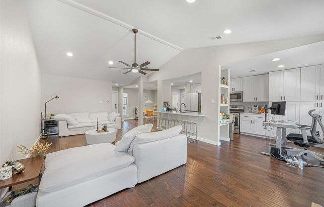 Fully Furnished! Gorgeous Corner Lot 3/2 Home in Milwood