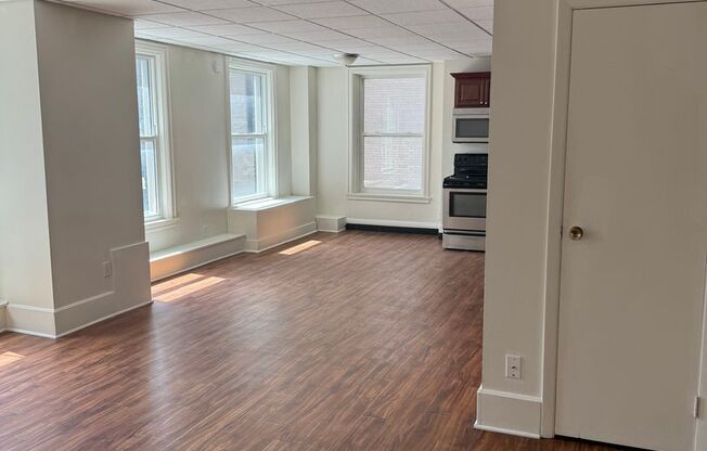 1 bed, 2 baths, 850 sqft, $1,500, Unit 300