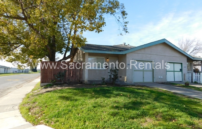 Spacious 3bd/1ba Duplex with Garage - Great Price!