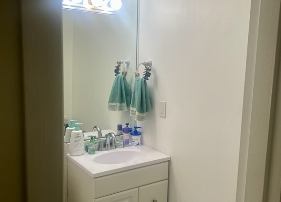 2 beds, 1 bath, 850 sqft, $2,675, Unit T-37