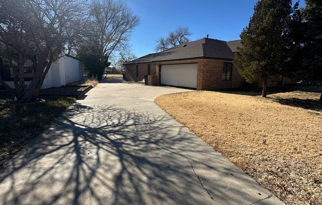 Spacious 4 Bed Home on the Golf Course! Mesa School District !