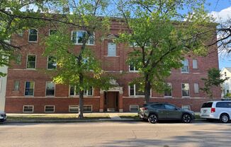 Roscoe Village, Sun-drenched and south-facing, 2-bedroom condo