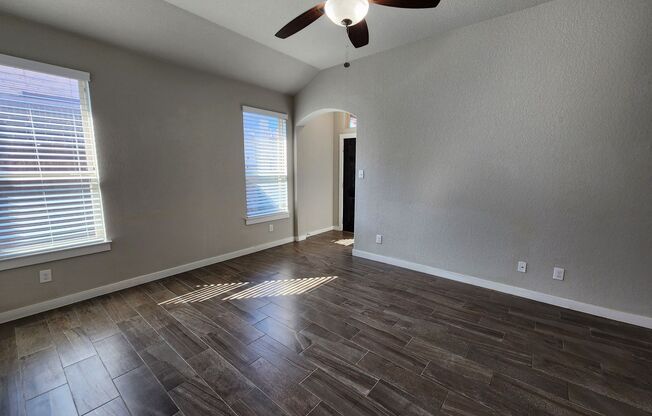 Creekside Crossing / 3/2/2 / Covered Patio /Fenced in Back Yard / CISD