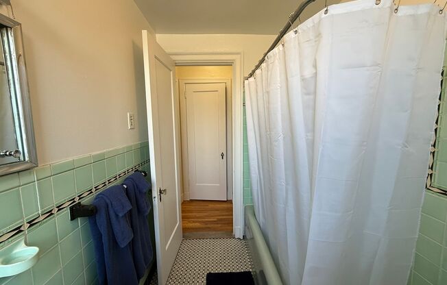 2 beds, 2 baths, 1,303 sqft, $3,000, Unit New King Edward  607