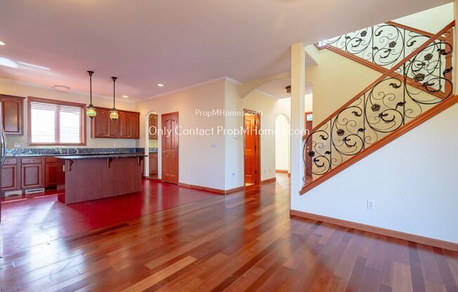 Charming & Spacious Two Story Home In N Portland!