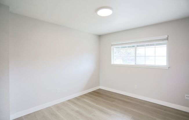 OPEN HOUSE: Sunday (10/18) 12:30pm-1:15pm. MOVE-IN SPECIAL! Fully Remodeled, Spacious 2BR/1BA, Small deck with Views, Shared Laundry (5400 Highland #4)