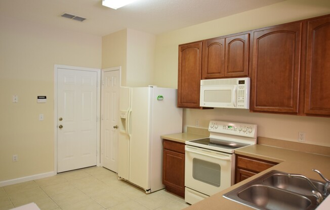 Beautiful 3 Bed 2.5 Bath Gated Townhouse for Rent in Winter Park, FL!